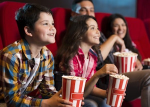 Placeholder for Gelukkige familie zitten in de bioscoop