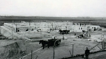 Placeholder for 1913 bouw klooster Roze zusters aan het hek Hens v d Paet Stoffels