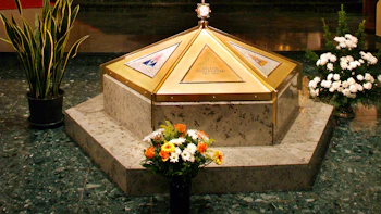 Placeholder for 9 Sarkophag der Mitgründerinnen Hendrina Stenmanns und Helena Stollenwerk in der Seitenkapelle Herz Jesu Kloster Steyl