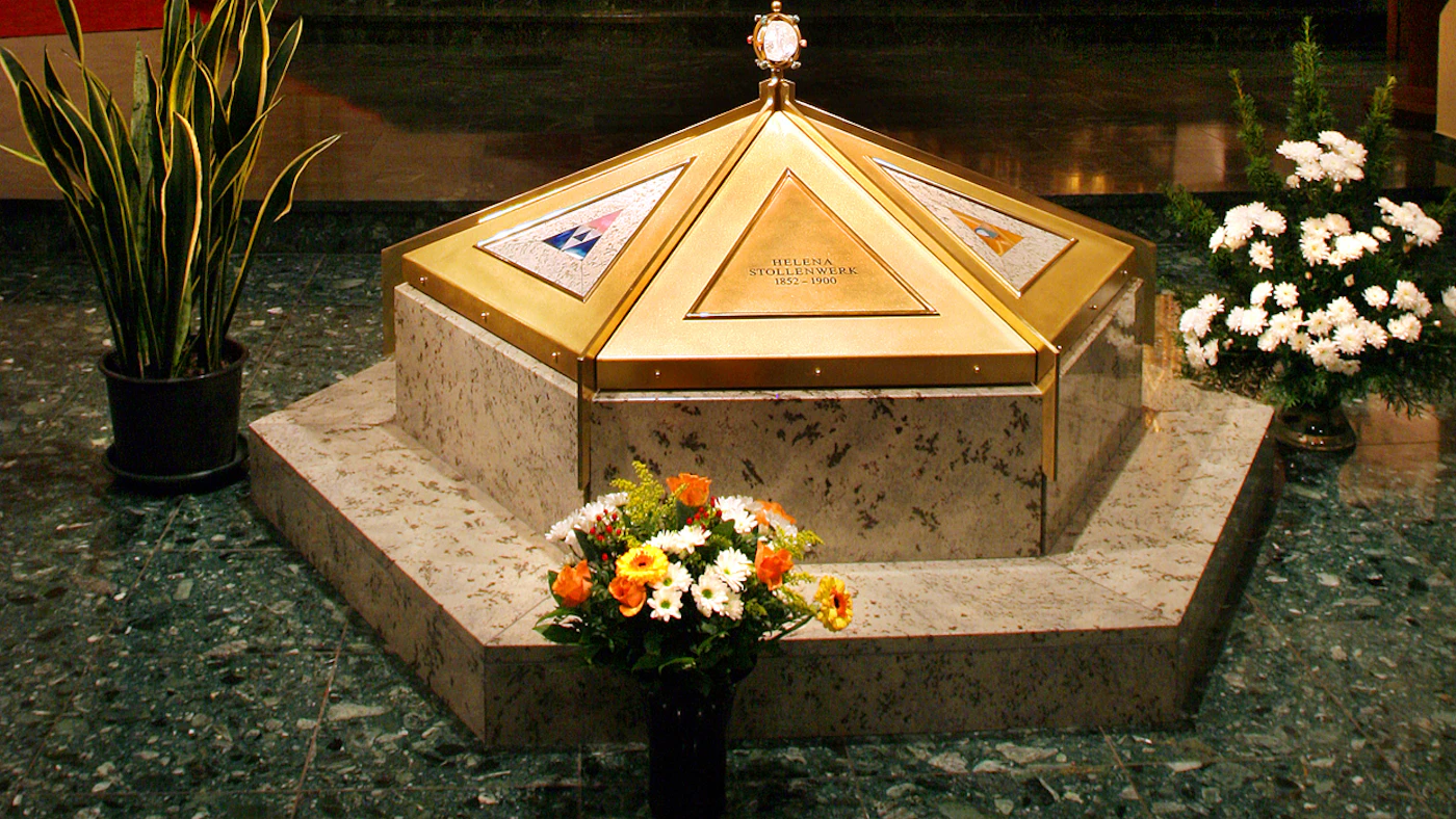 9 Sarkophag der Mitgründerinnen Hendrina Stenmanns und Helena Stollenwerk in der Seitenkapelle Herz Jesu Kloster Steyl