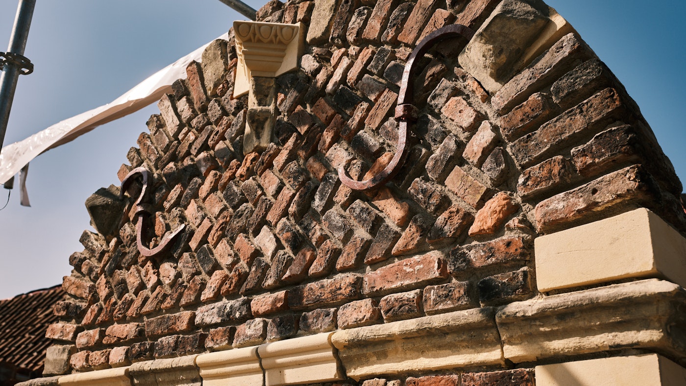 Ald Weishoes restauratiewerk aan de topgevel