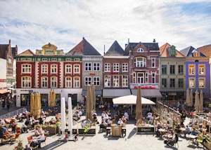 Placeholder for Bunt lebendig und einladend Venlos Altstadt mit dem Renaissance Rathaus und vielen Geschäften ist der perfekte Ort zum Bummeln Foto Minted Media jpg