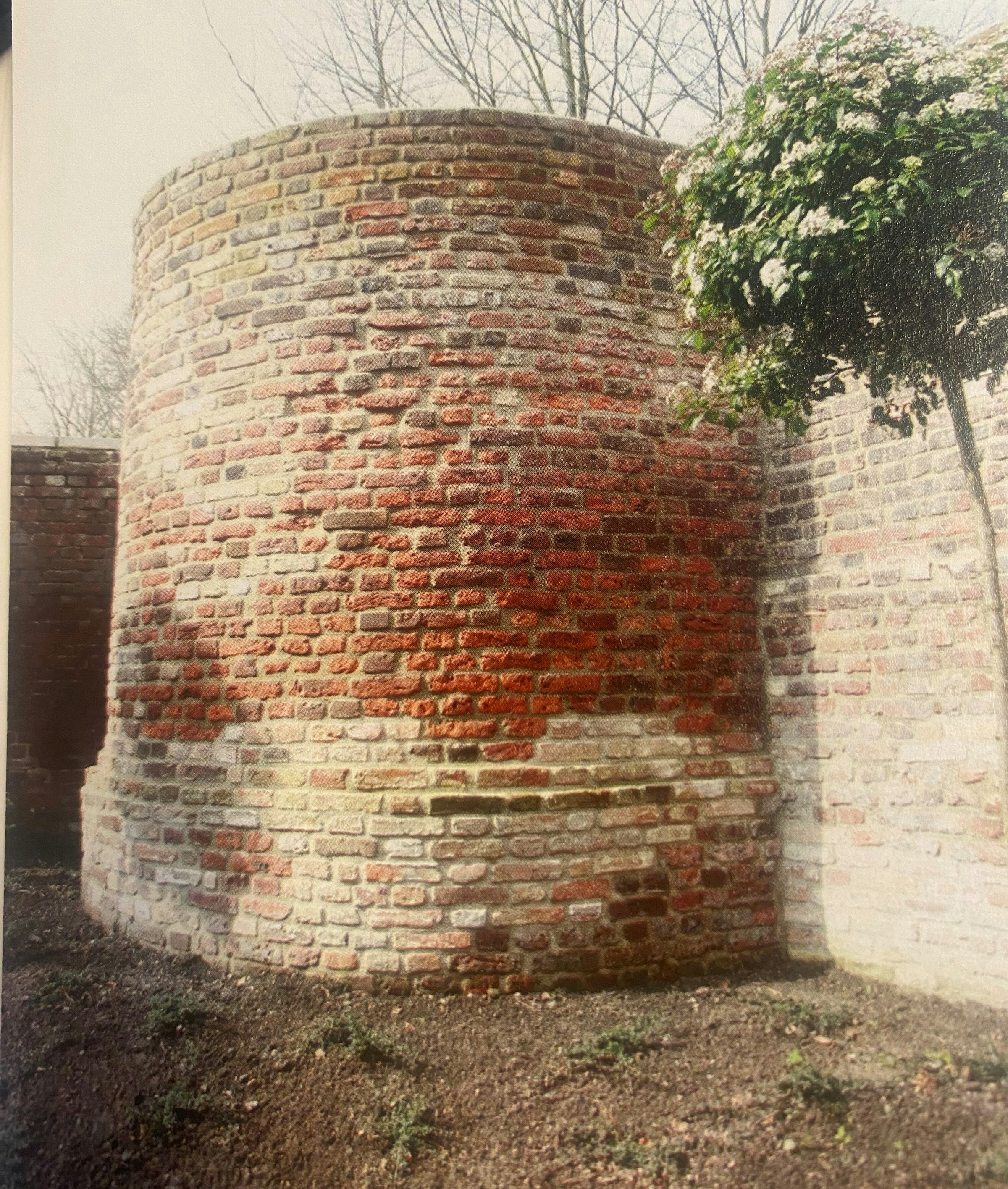 ERFGOUD Verdedigingswerken Toren stadsmuur in de tuin van Maria Weide
