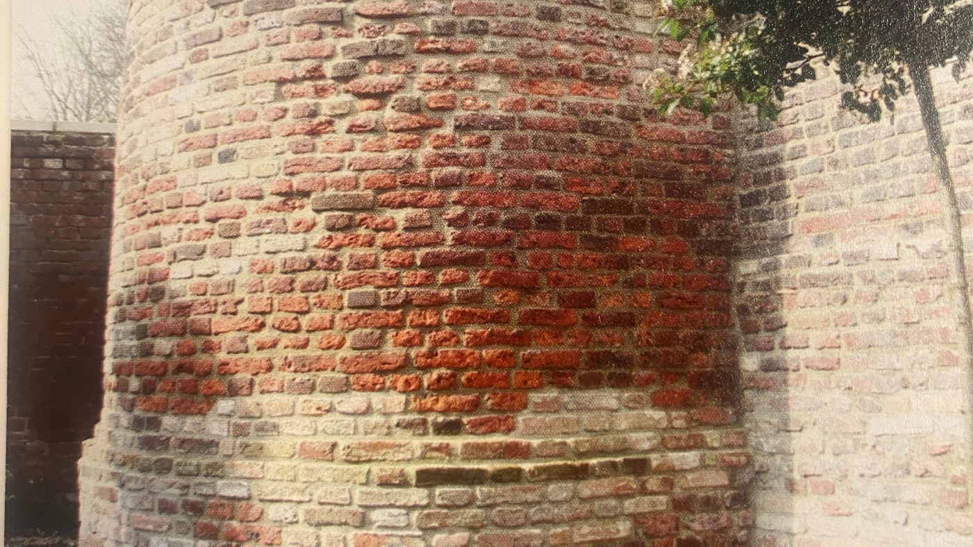 ERFGOUD Verdedigingswerken Toren stadsmuur in de tuin van Maria Weide