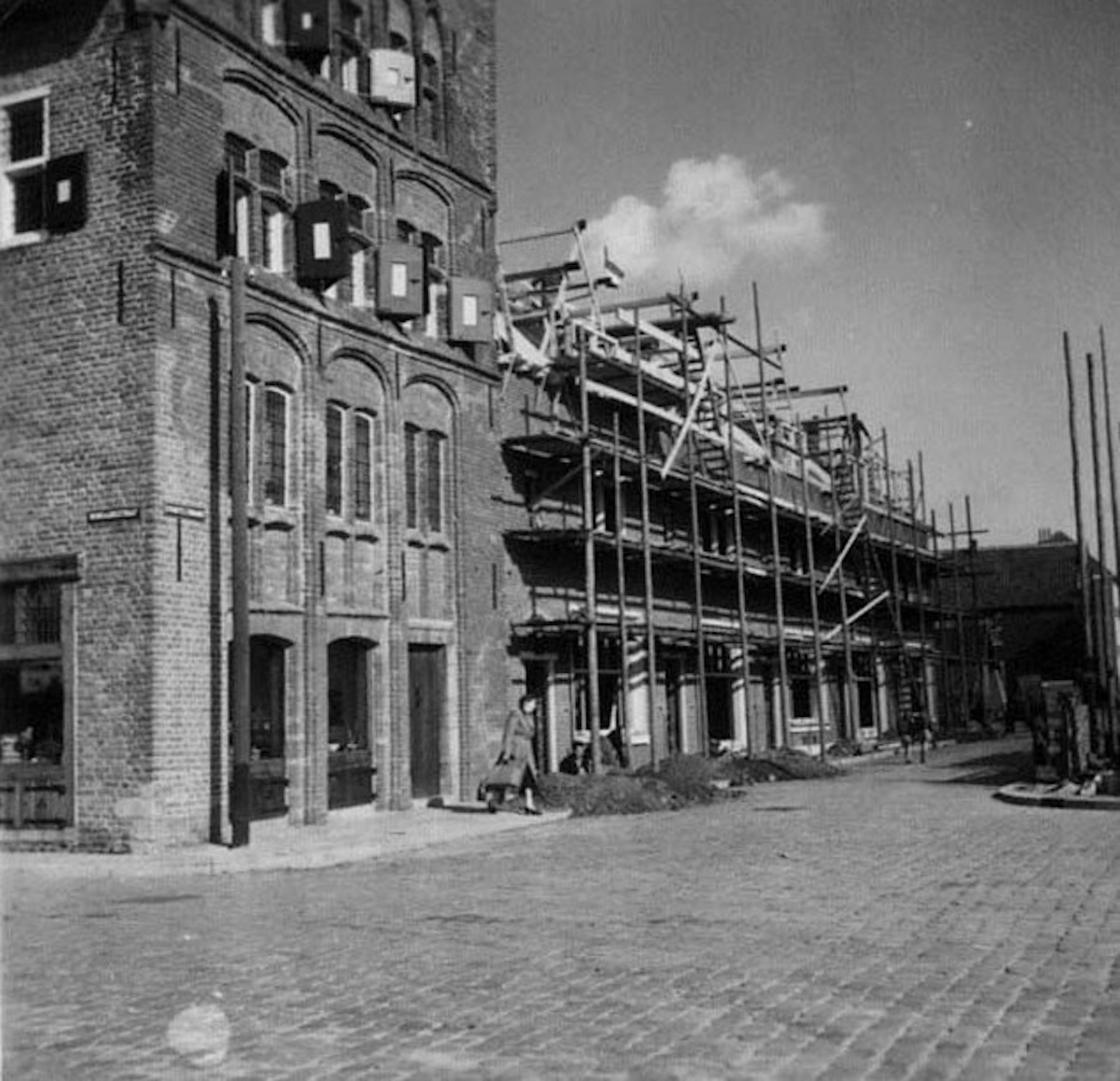 Hoek Kwartenelmarkt en Jodenstraat in opbouw 04 0624