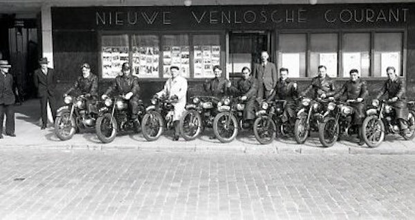 Placeholder for Motorrijders voor krantgebouw