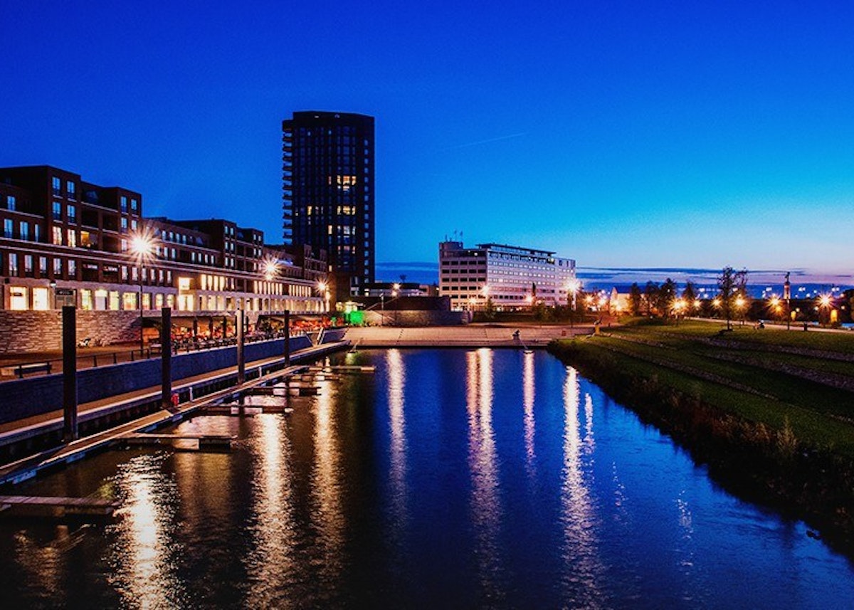 Maasboulevard thumbnail avond