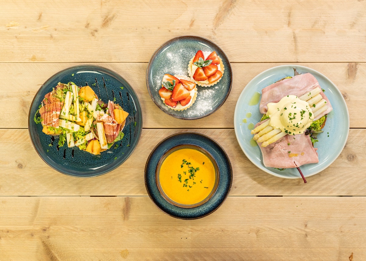 MOCCA zoete aardappel soep desembrood met asperge etc aardbei gebak