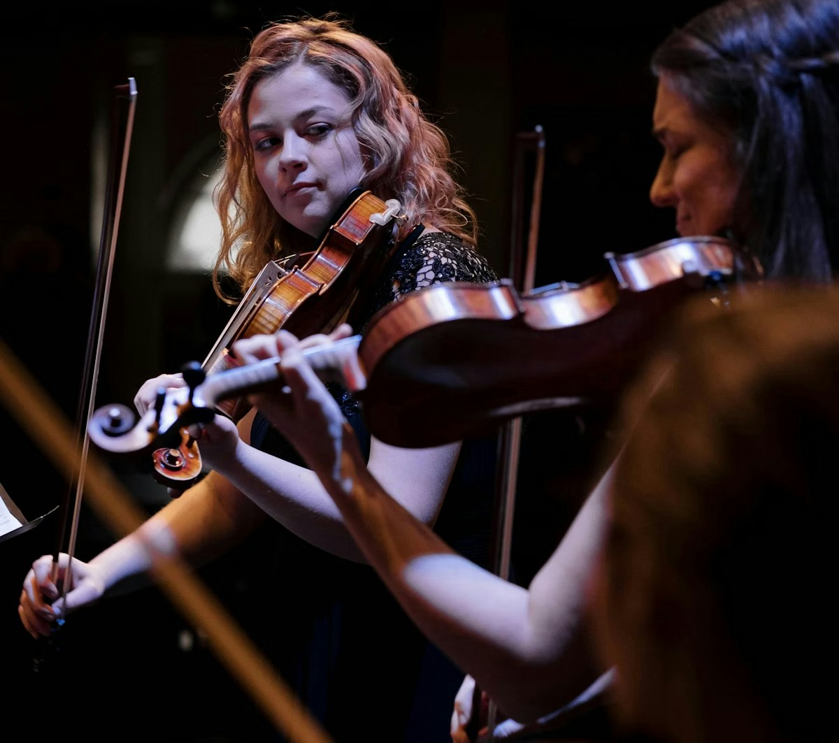 Strijkers play inn liggend